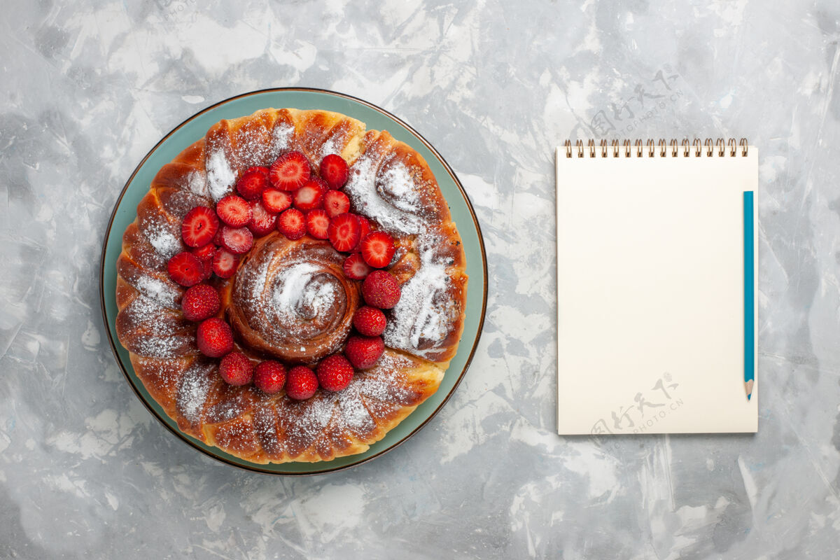 曲奇顶视图美味草莓派与糖粉白色背景种子水果饼干