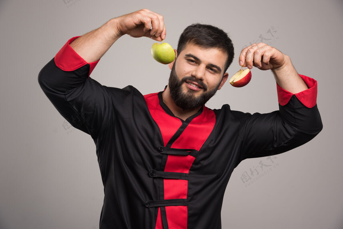 食物一个微笑的男人在展示一片新鲜的苹果男人男