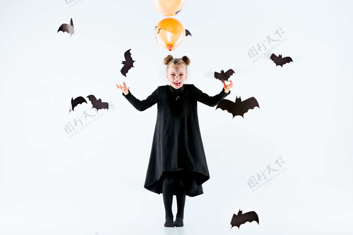 女巫穿着黑色长裙和魔法饰品的小女巫恐怖人把戏