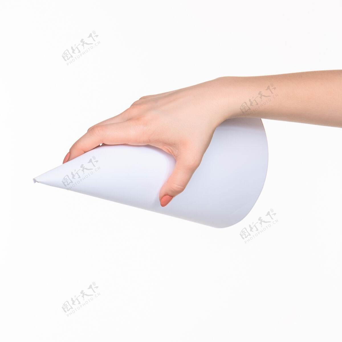 塑料白色圆锥体的道具在女性手上白色带右阴影女人纸道具