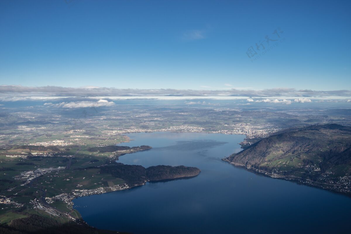 云在晴朗的蓝天下拍摄瑞士祖格湖的高角度照片瑞士海阿尔卑斯山
