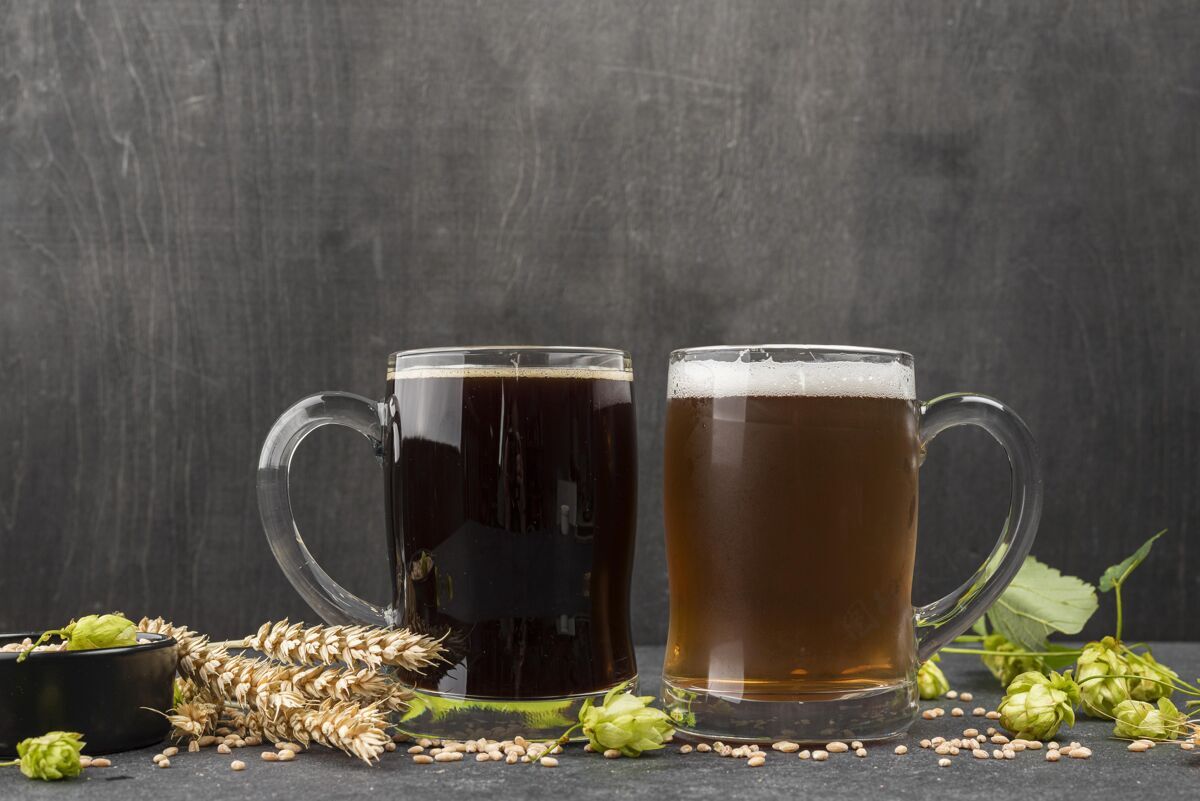 酒精两品脱啤酒和大麦的正面图视图正面视图醉酒