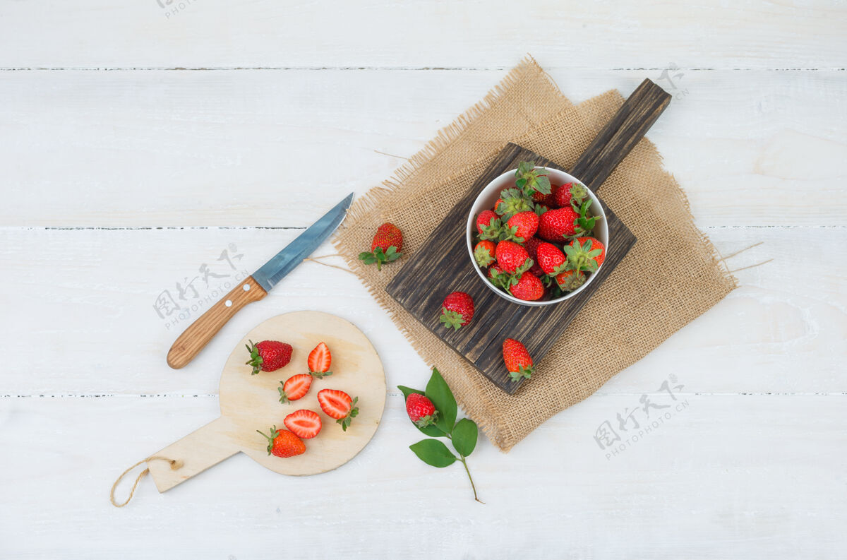甜点草莓碗和盘子的顶视图切片切割自然