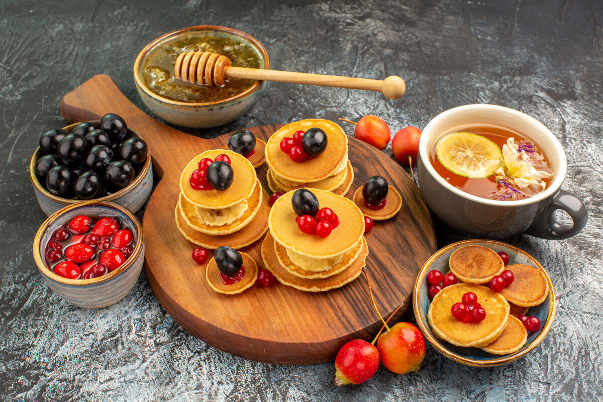 饭早餐的特写镜头 有水果薄饼和茶 还有蜂蜜和樱桃美味菜肴美食