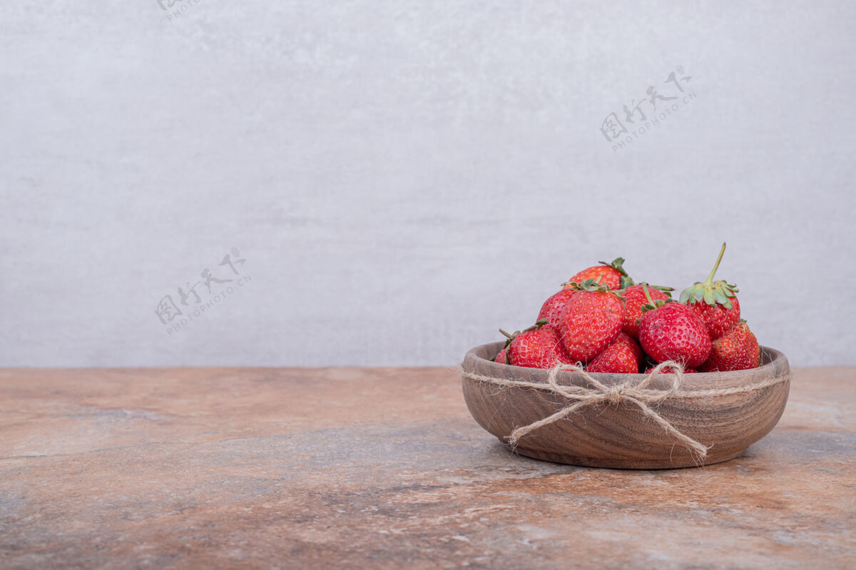 清淡红色草莓装在乡村木杯里生物蔬菜健康