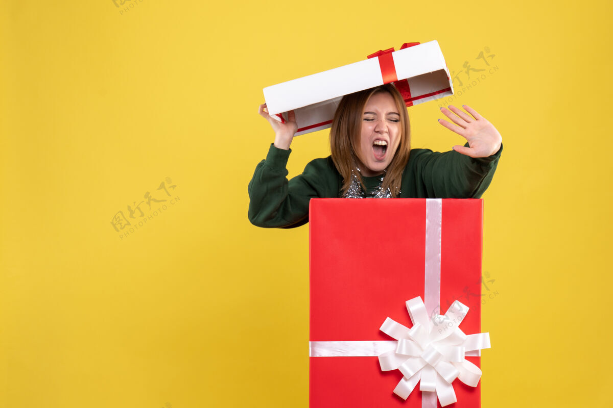 人礼物盒内年轻女性的正面图成人举行盒子