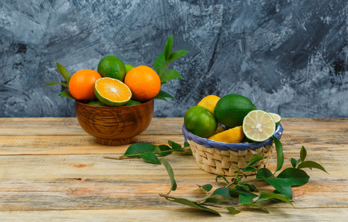 一半把柑橘类水果放在碗里 叶子放在木板上葡萄柚多汁健康