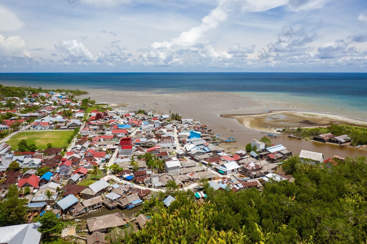 海岸美丽的拍摄小镇附近的海岸 在明打威群岛 印度尼西亚平静的海洋美丽城市房子