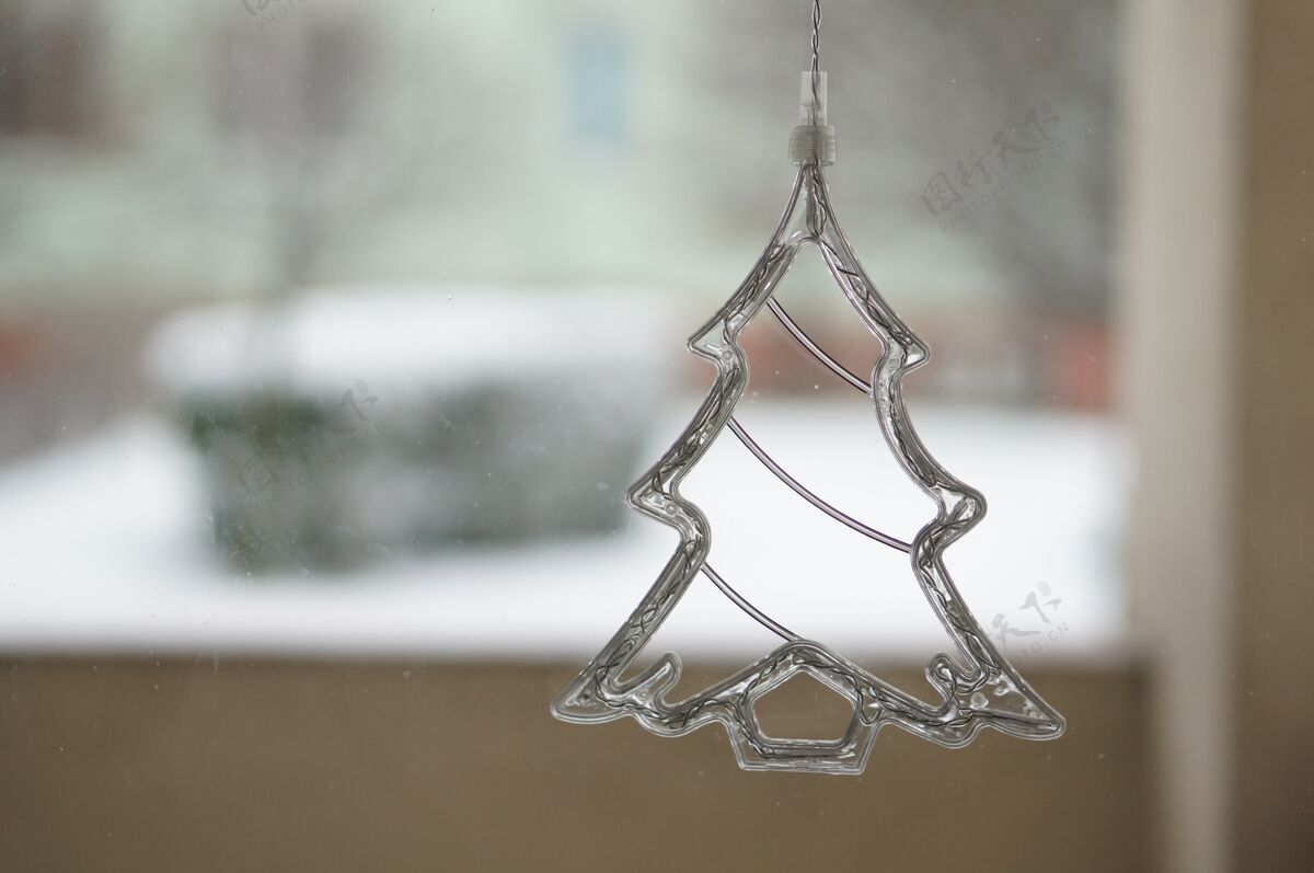 冰特写镜头的水晶圣诞树装饰节日冰冻装饰