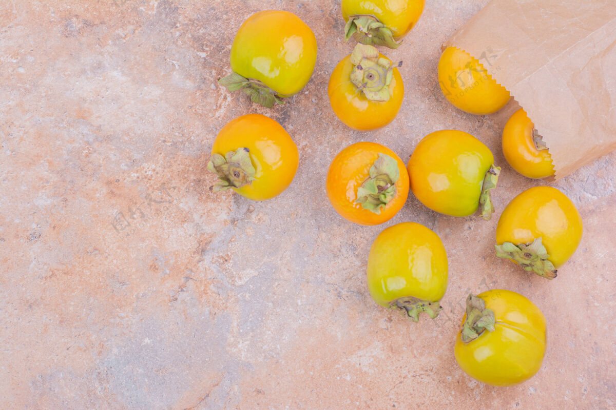成分黄色的李子和粉红色的枣子分开甜味健康新鲜