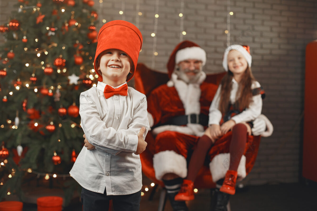 圣诞圣诞节 孩子们和礼物圣诞老人给孩子们带来礼物快乐的孩子们带着礼物拥抱圣诞老人女孩礼物童年