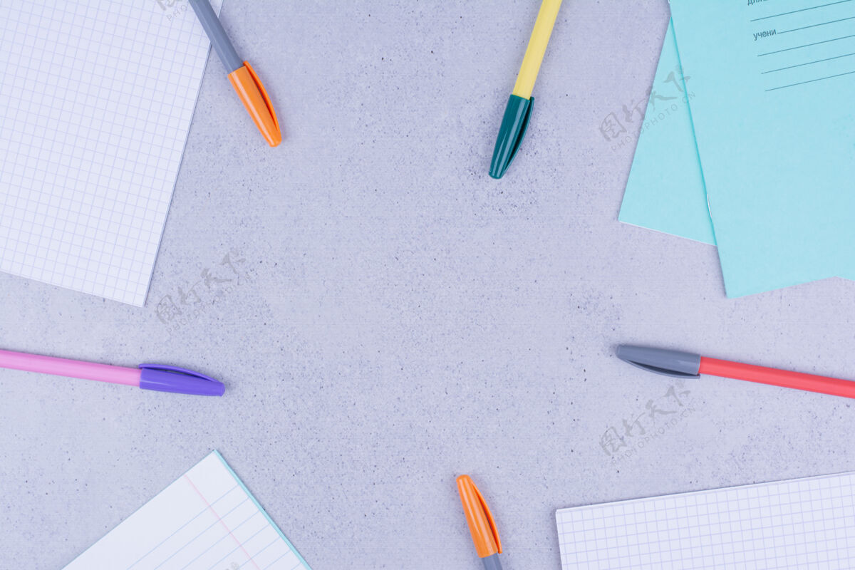 工具空白的纸和笔都是灰色的工艺铅笔笔记