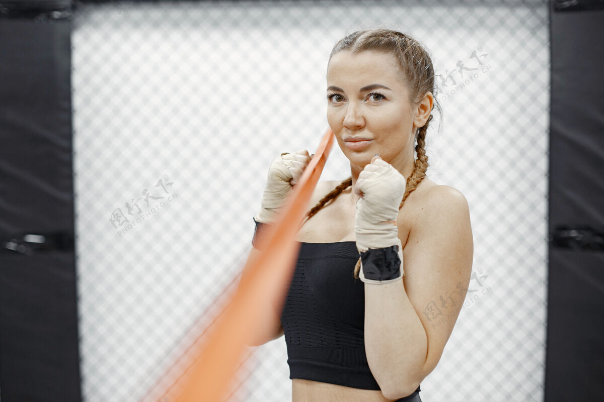 武术女子拳击体操初学者穿黑色运动服的女士训练防守强壮