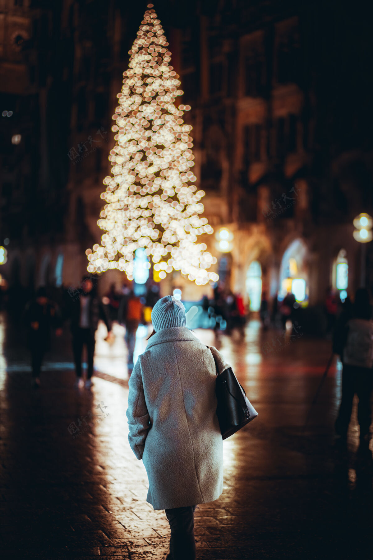 购物人们带着圣诞装饰走进城市圣诞城市圣诞树