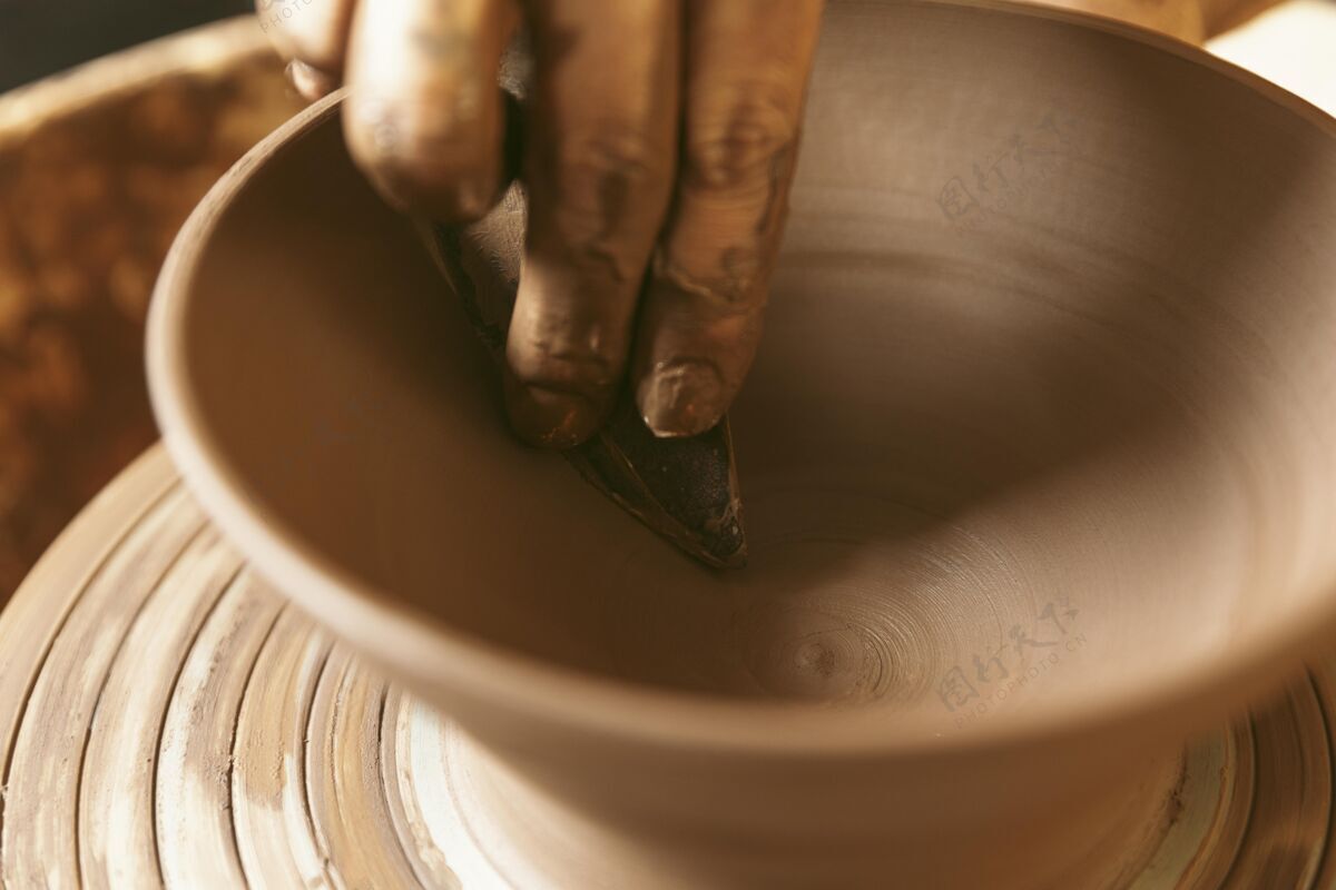 手工艺专业的工匠在车间工作粘土制品陶器手工艺
