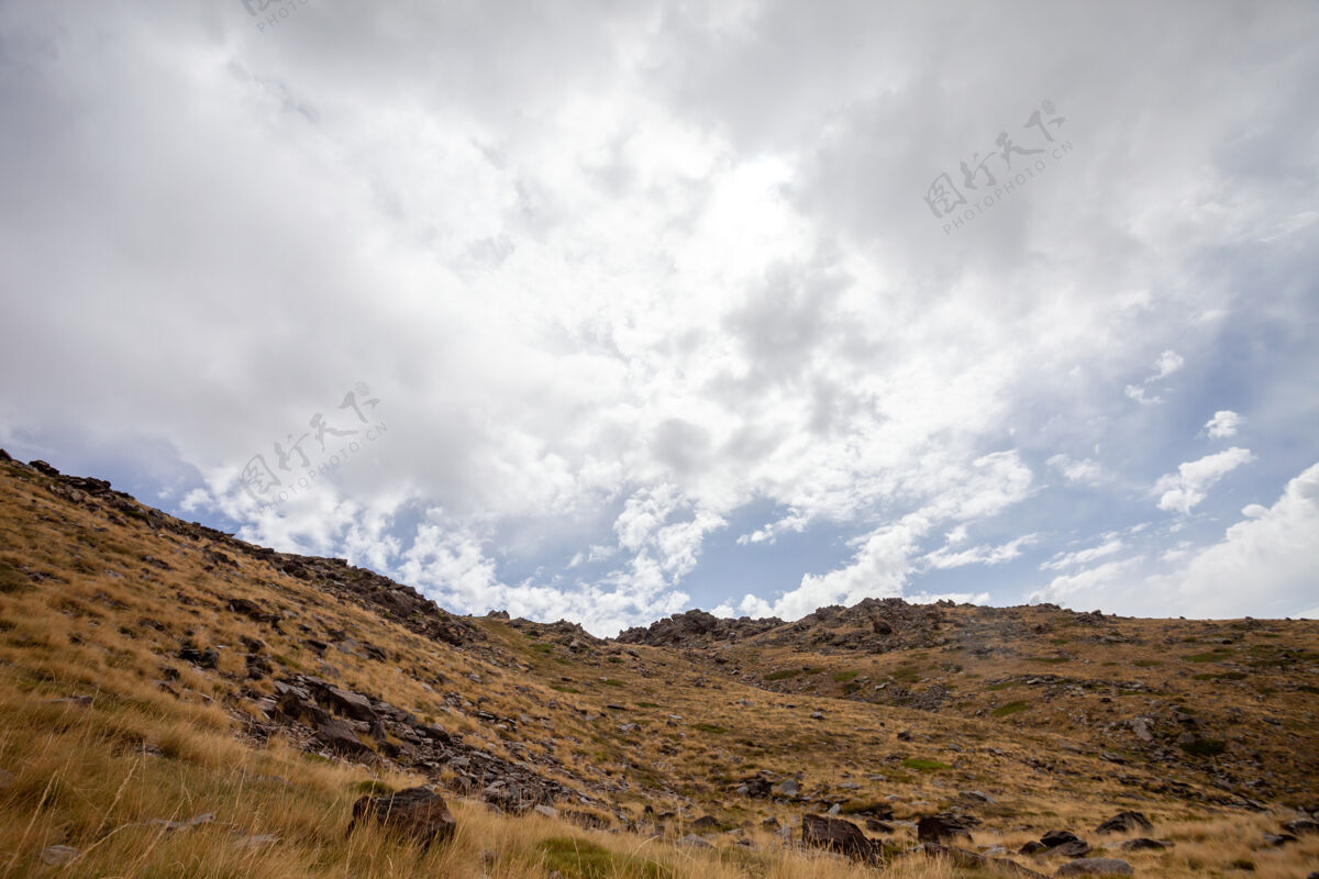 自然在多云的天空下 西班牙内华达山脉的一个干燥的山坡景观冬天景色风景