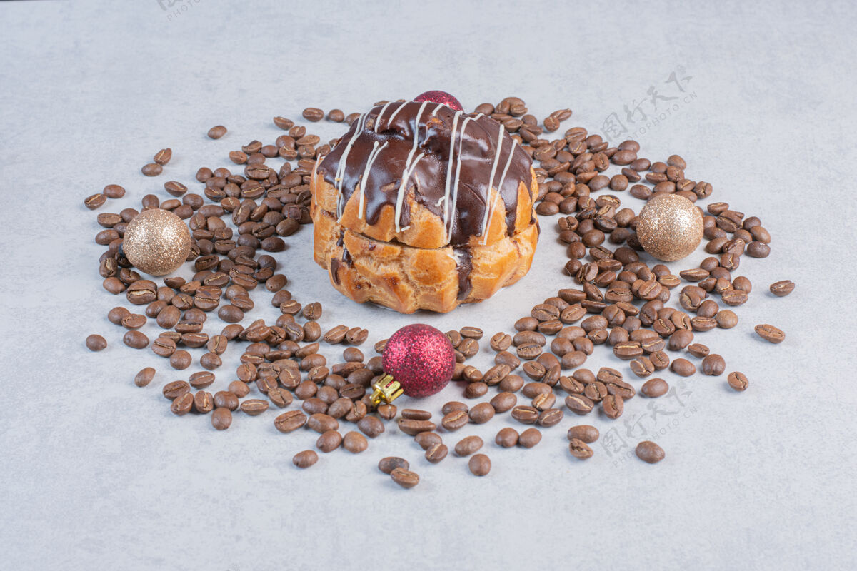 甜点美味的冰激凌 巧克力片和圣诞球放在石头桌上圣诞节上釉节日