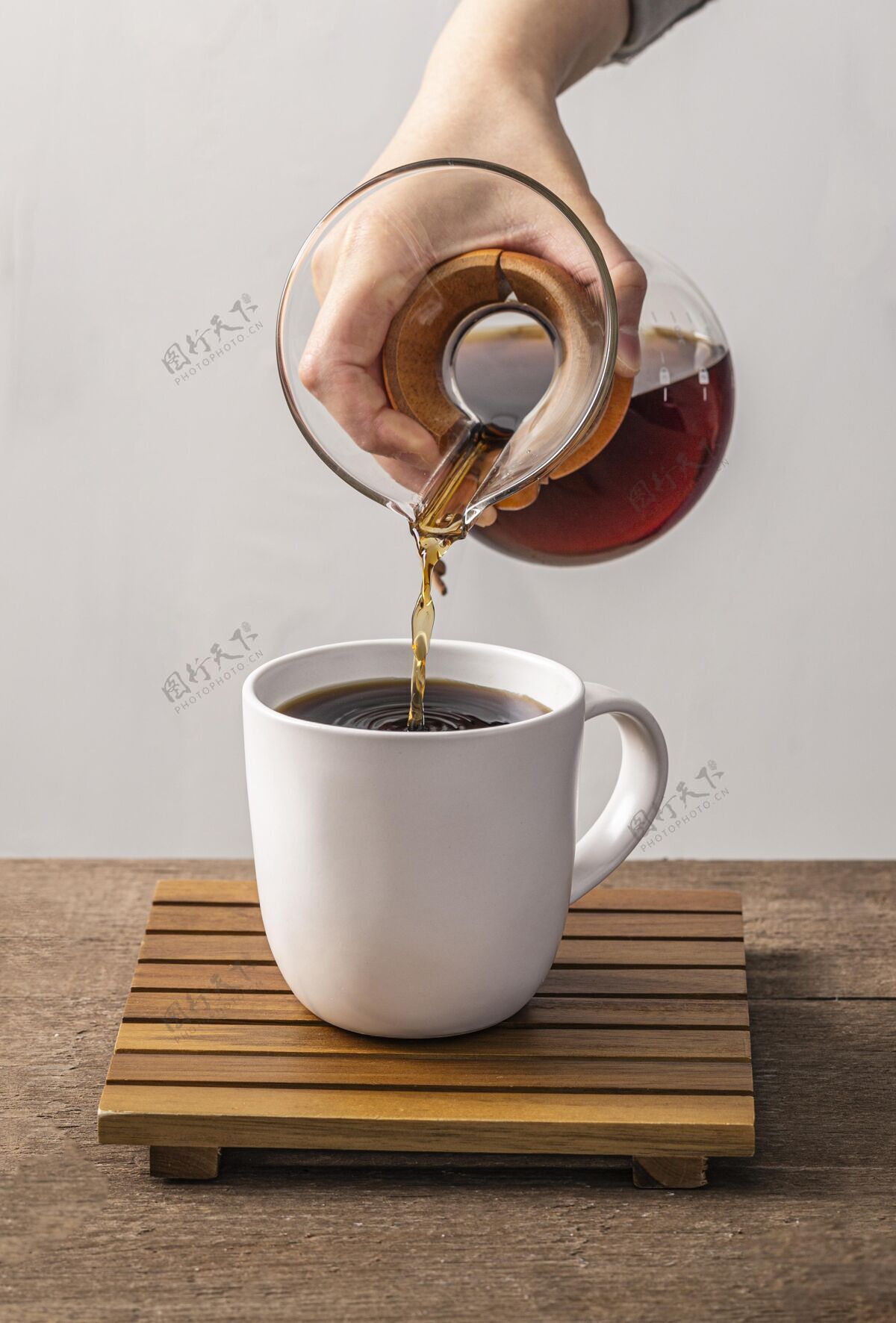 饮料将咖啡倒入马克杯的正面图芳香视图冲泡