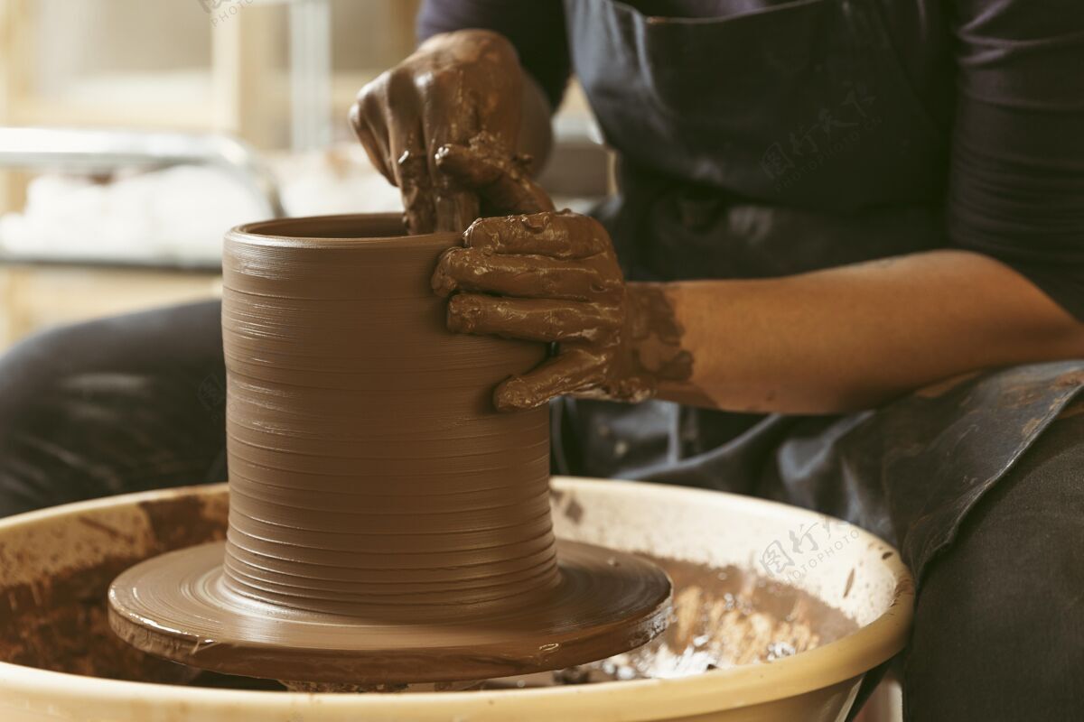 生活方式专业的工匠在车间工作粘土工作陶器