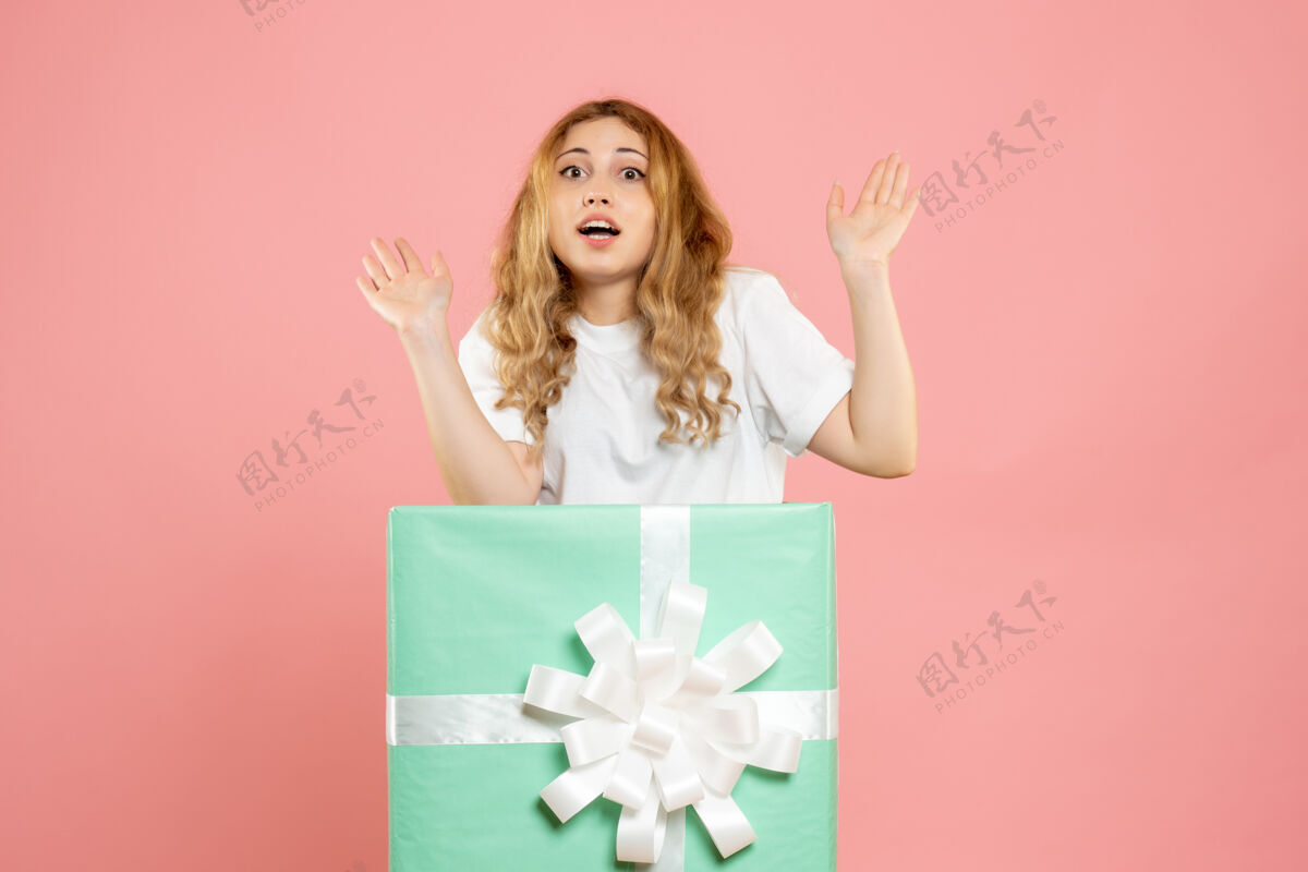 站立正面图：站在蓝色礼品盒内的年轻女性成人漂亮蓝色