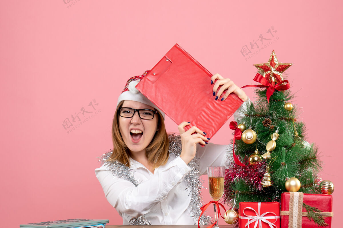 便条女工手持粉色文件纸条的正面图圣诞节防护罩掩护