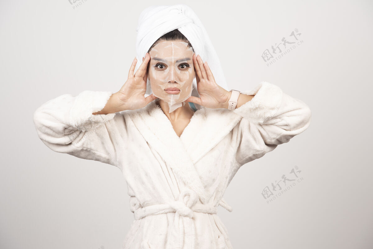 清晰美丽的女人洗澡后头上戴着毛巾年轻皮肤护理漂亮