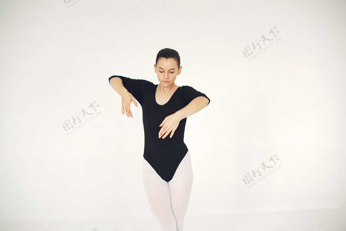 苗条漂亮的芭蕾舞演员尖角的芭蕾舞演员人古典柔韧性