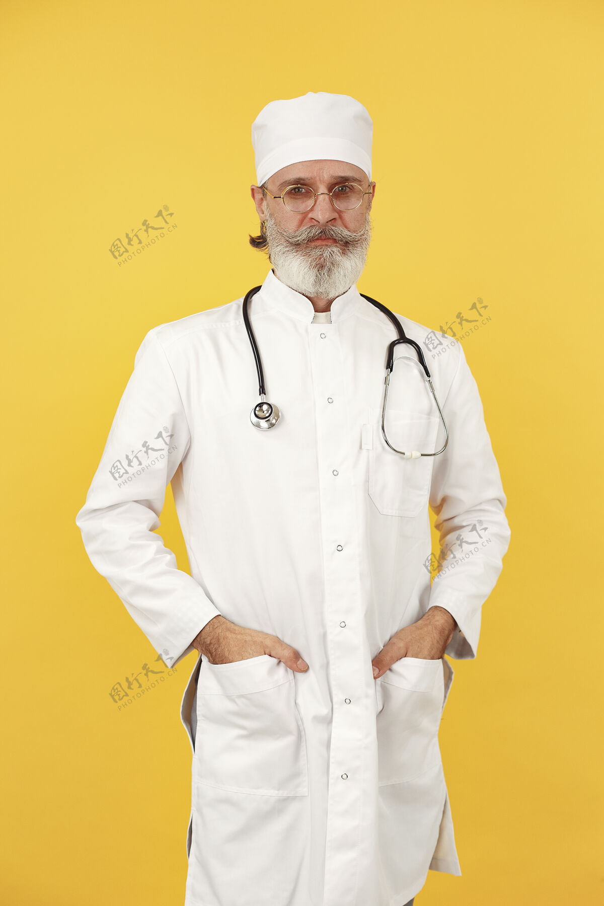 老年人带着听诊器微笑的医生孤立的制服医生人