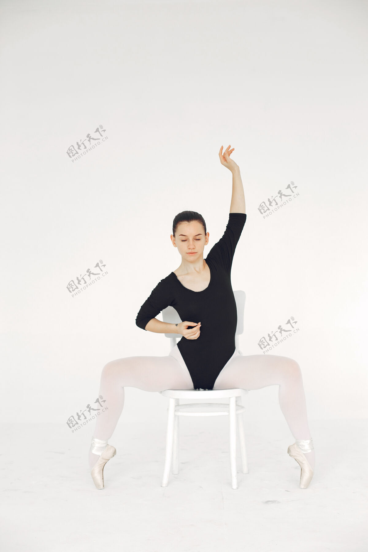 训练漂亮的芭蕾舞演员尖角的芭蕾舞演员柔韧性踮起脚尖尖头