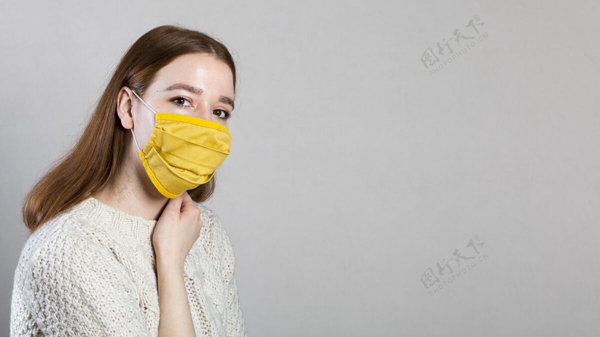 防护戴着医用口罩的女士侧视图 有复印空间女性水平正常