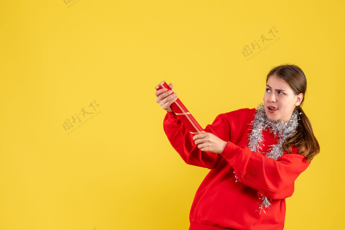 圣诞节前视图穿着红色毛衣的年轻女孩举行派对波普脸年轻红色