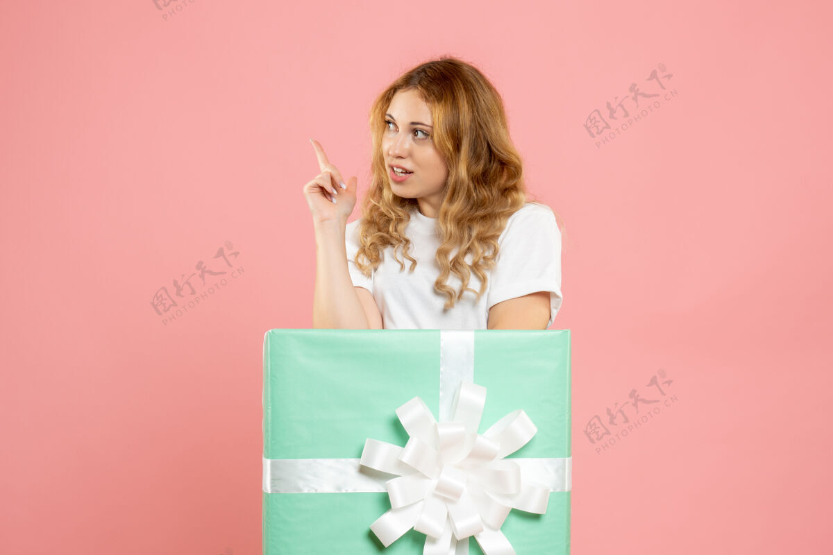 情感正面图：站在蓝色礼品盒内的年轻女性年轻里面年轻女性