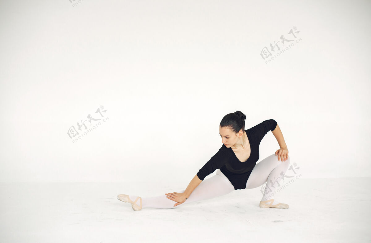 专业漂亮的芭蕾舞演员尖角的芭蕾舞演员人敏捷表演