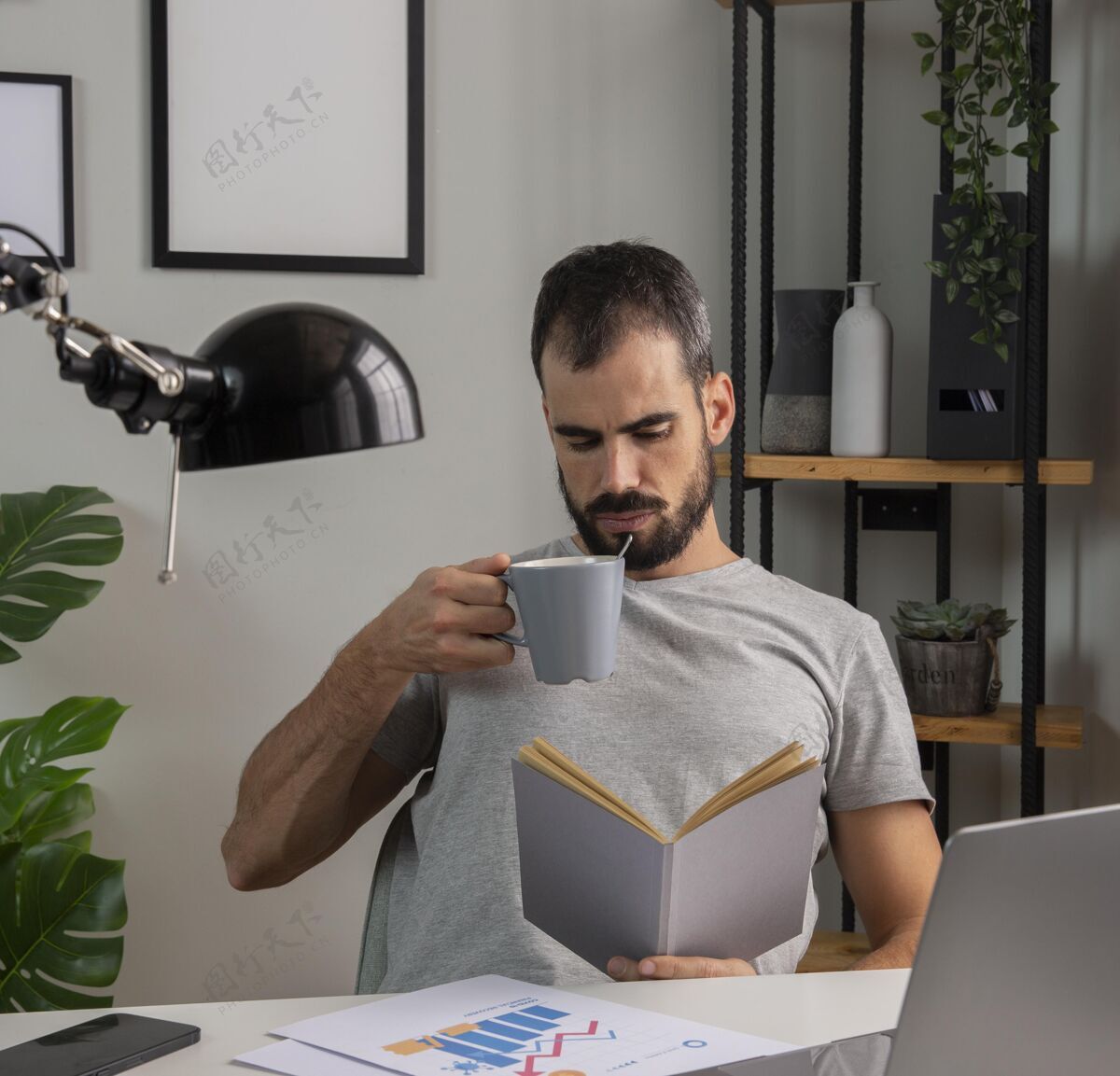 咖啡在家工作时看书喝咖啡的男人职业家庭工作