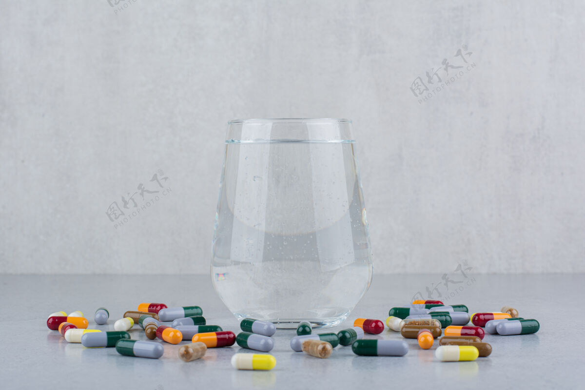 片剂各种药物胶囊和一杯水药品胶囊医疗