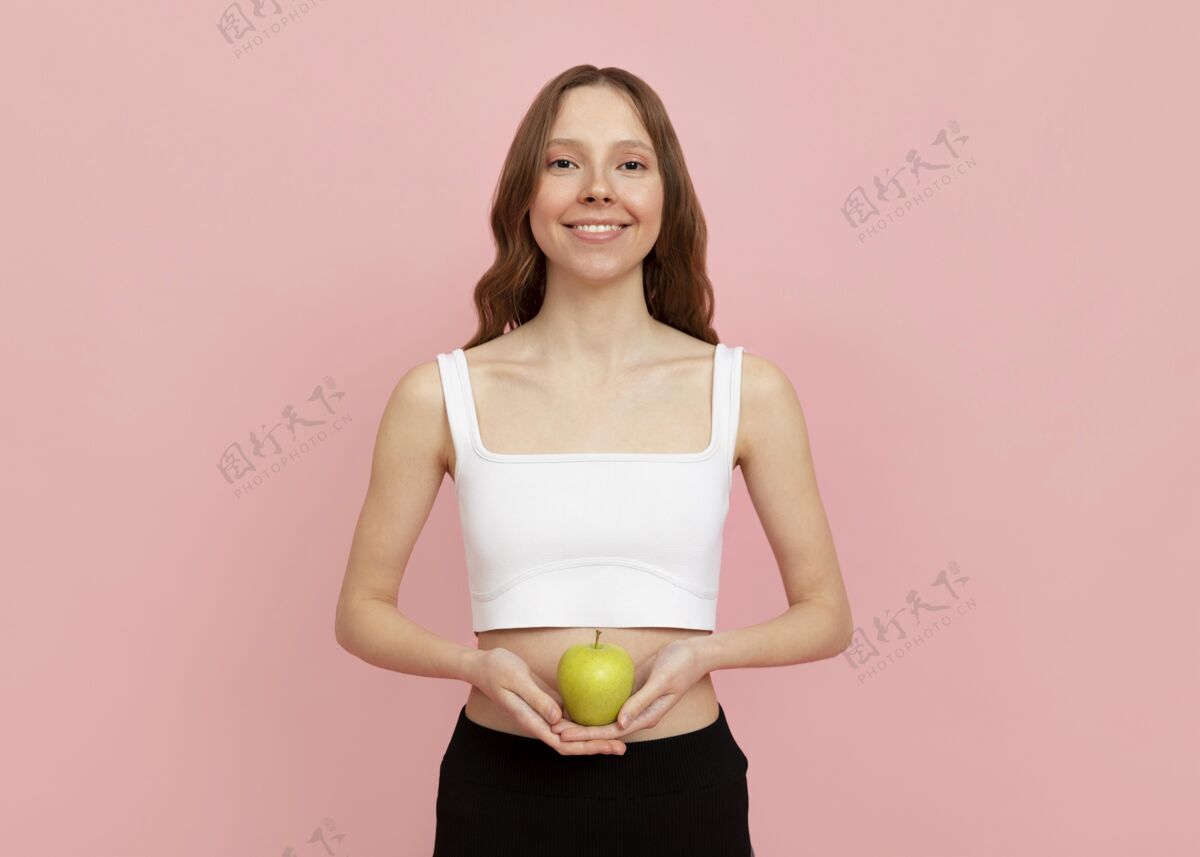 健康拿着苹果的中枪女人生活方式中镜头饮食