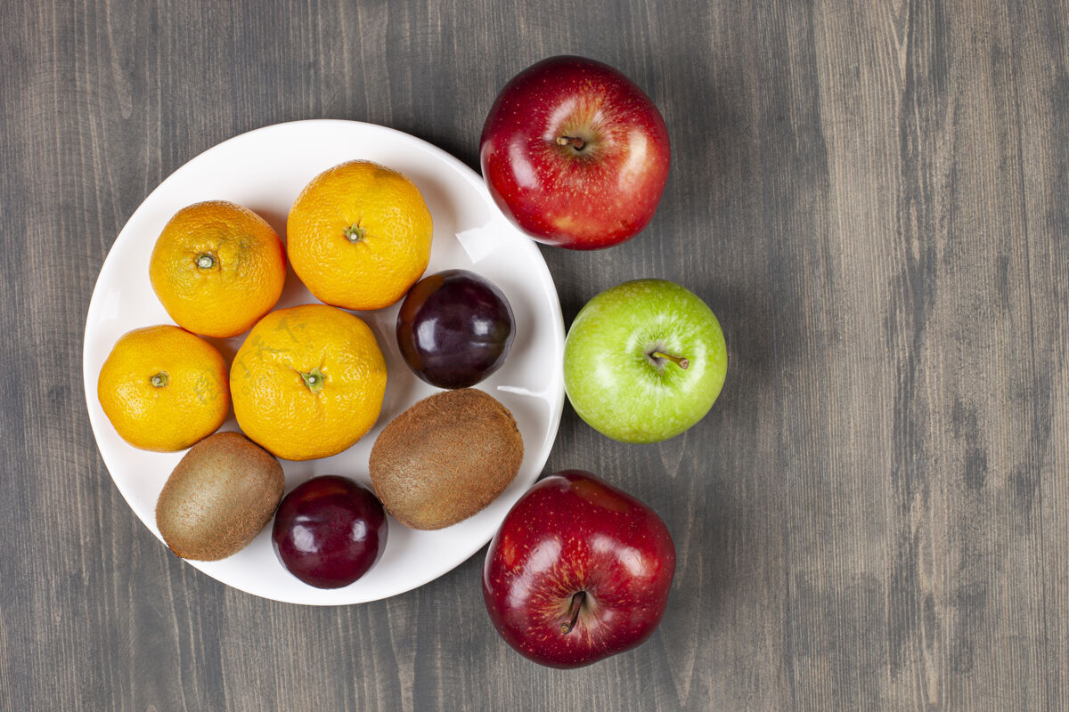 猕猴桃美味的各种水果放在木桌上高质量的照片吃多汁的美味