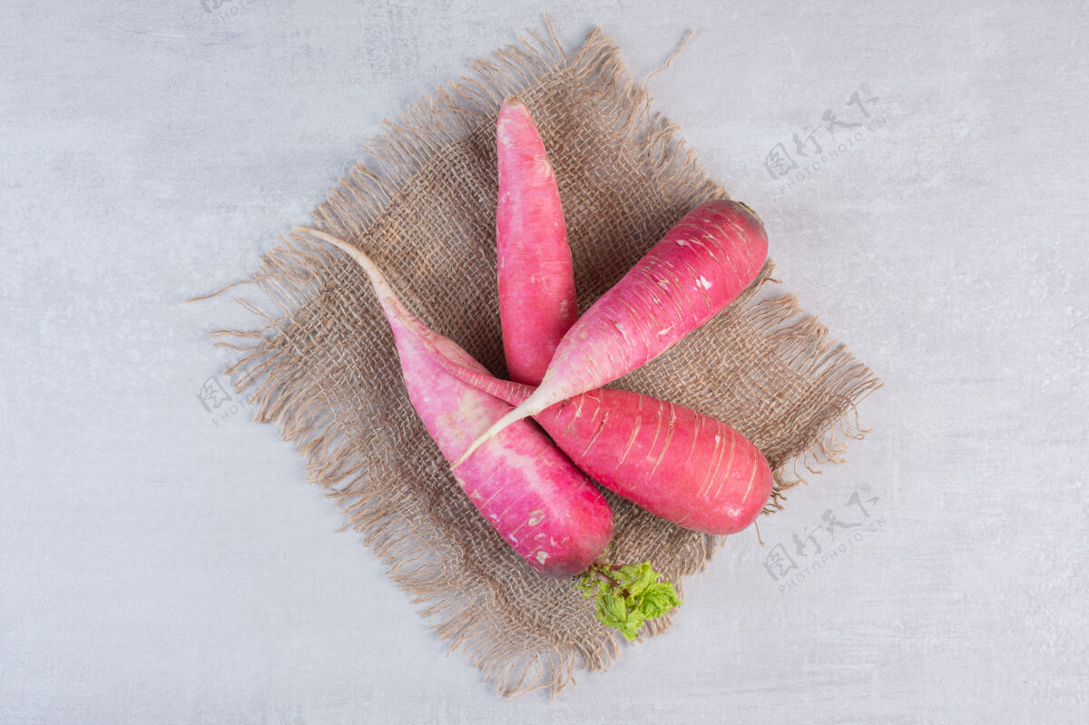 食用新鲜的红萝卜大理石背景与粗麻布高品质的照片有机天然萝卜