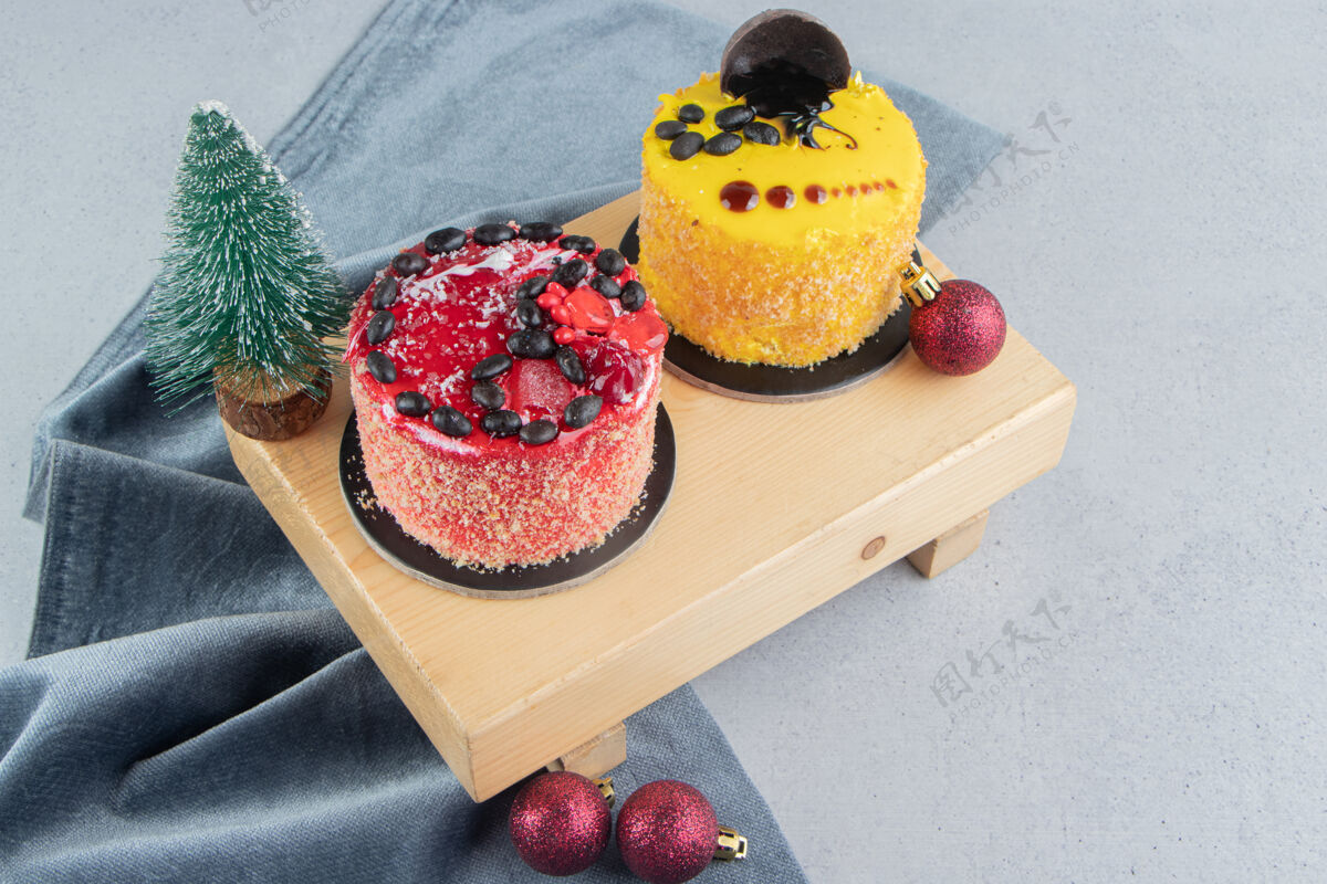 烘焙在大理石背景上有圣诞装饰的木板上的小蛋糕上菜烘焙食品美味