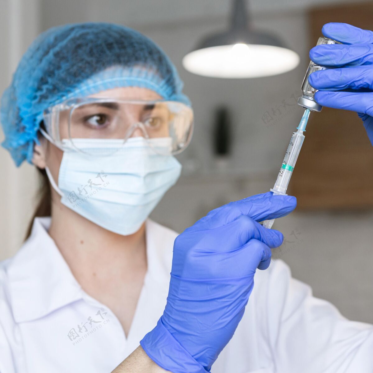 化学戴着护目镜和医用面罩的女研究员？拿着注射器和疫苗手套眼镜方形
