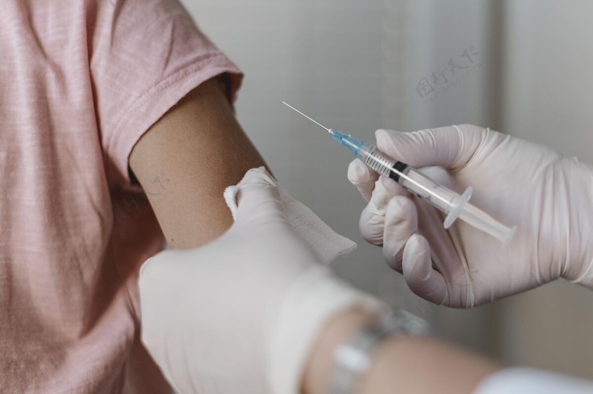 解药孩子在接种疫苗注射器儿童治疗