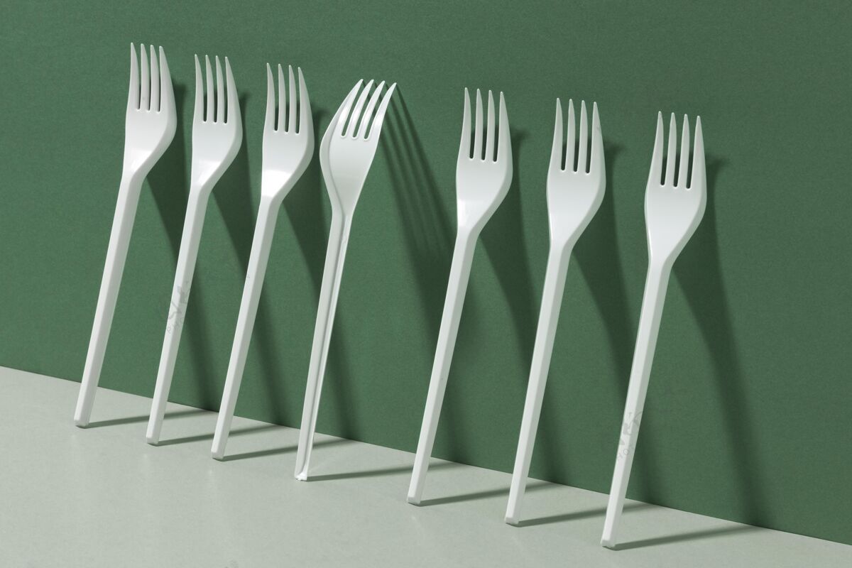 叉子白色塑料叉子侧视图垃圾餐具回收