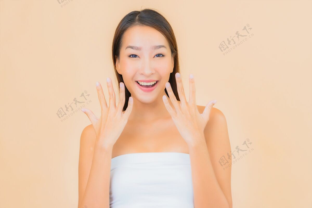 人肖像美丽的年轻亚洲女子在温泉与自然化妆米色美国人面部年轻