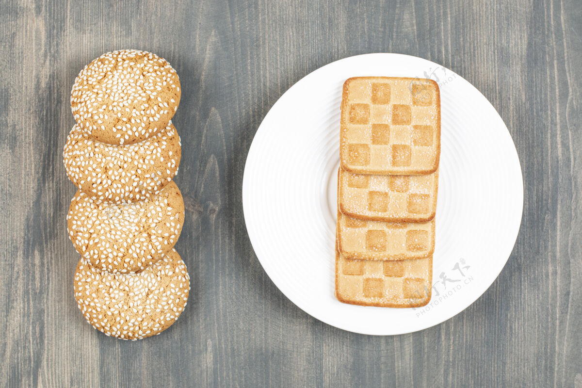 吃美味的饼干和面包放在木桌上高品质的照片饼干好吃糕点