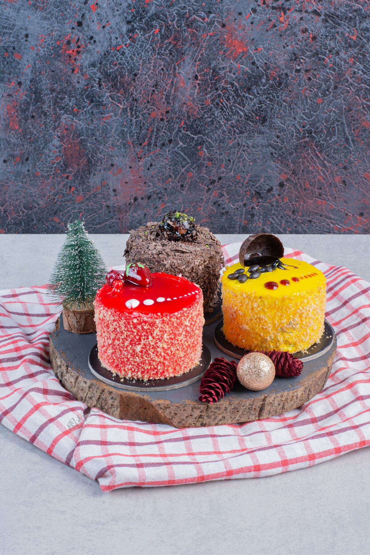 切片各种各样的蛋糕和圣诞装饰品放在深色的木板上蛋糕采购产品圣诞节圣诞饰品