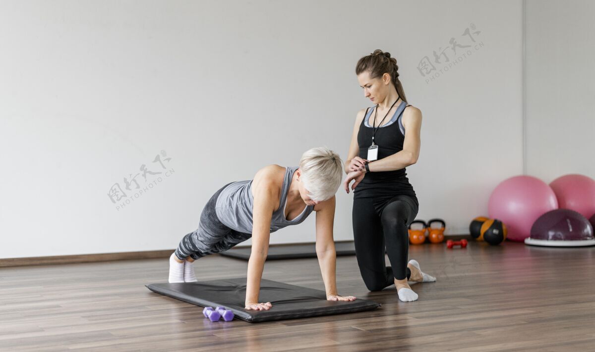 教练与私人教练一起在瑜伽垫上锻炼教练教练运动