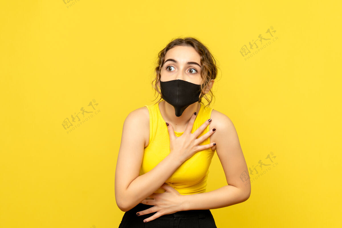 人黄墙上戴着黑面具的年轻女子吓得前仰后合漂亮防护人