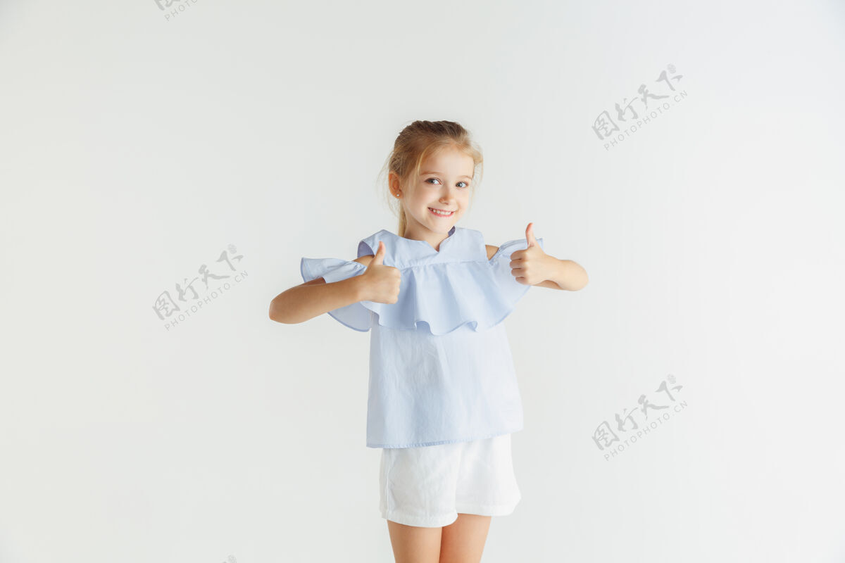 教育时尚的小女孩微笑着摆出休闲服装隔离在白色工作室金发休闲面部