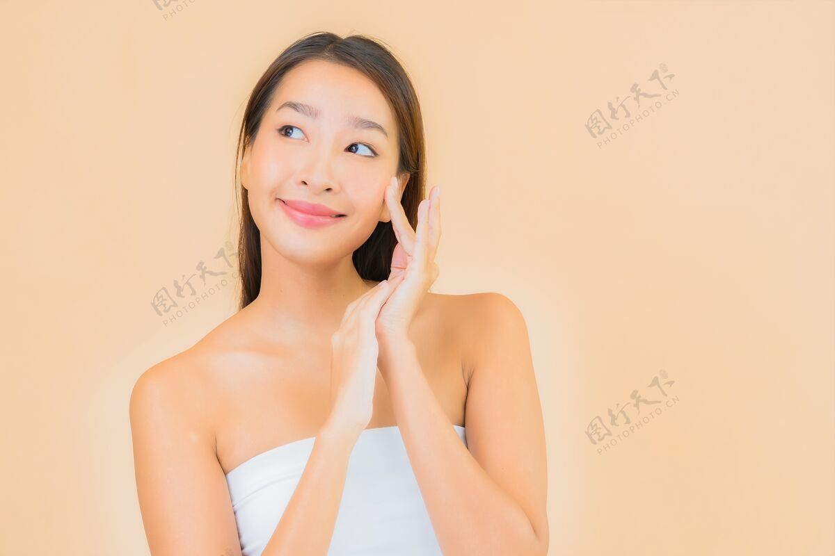 治疗肖像美丽的年轻亚洲女子在温泉与自然化妆米色年轻时尚身体
