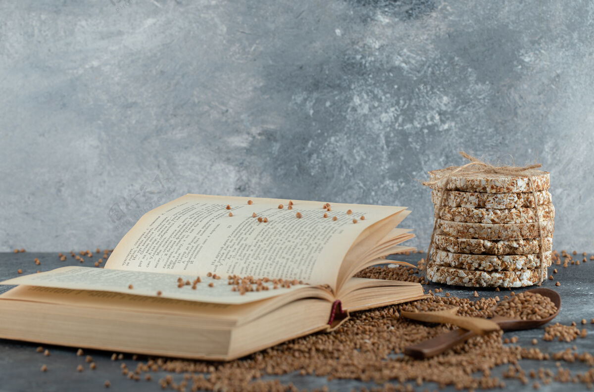 书书 生荞麦和酥皮面包在大理石表面谷物干的勺子